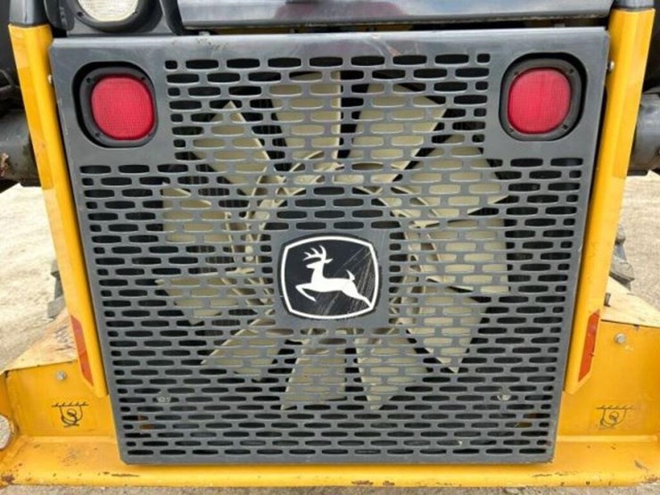 2017-deere-320e-image-33