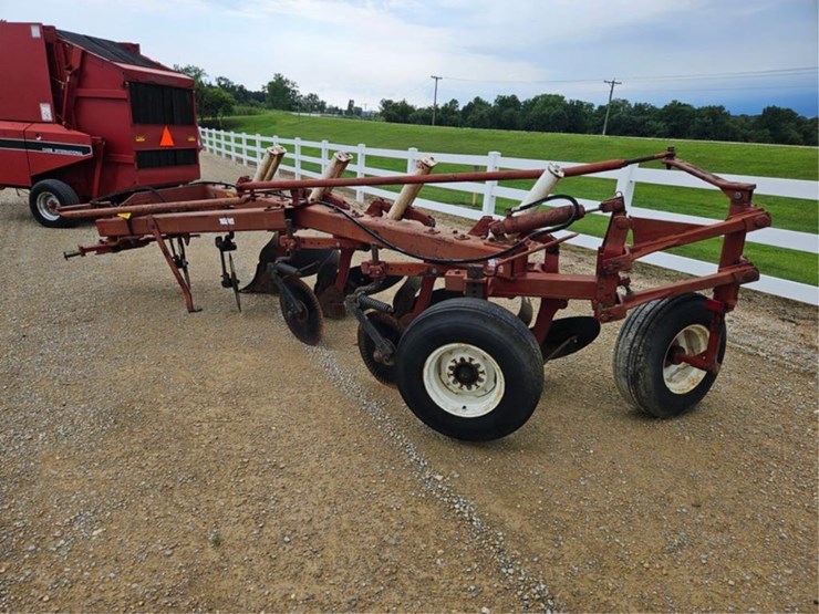 #265-•-ih-720-4-bottom-20"-semi-mount-plow-image-3
