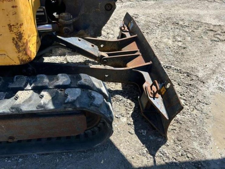 2015-deere-17g-image-39