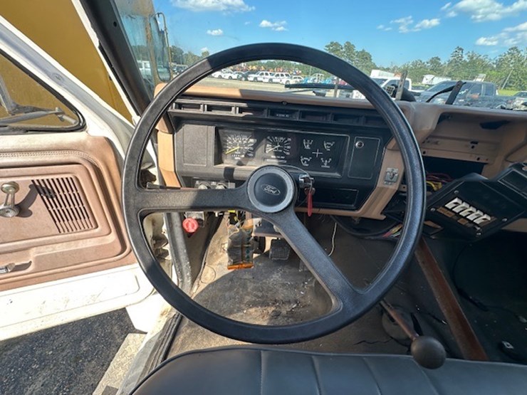 1983-ford-7000-image-44