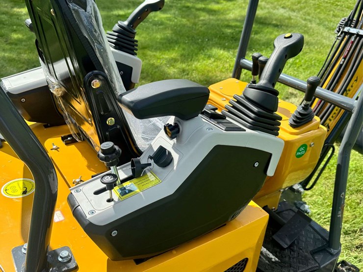2025-cfg-industrial-mx12rx-mini-excavator-...-unused-image-8