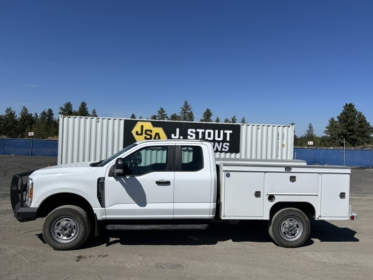 2023-ford-f250-xl-image-2