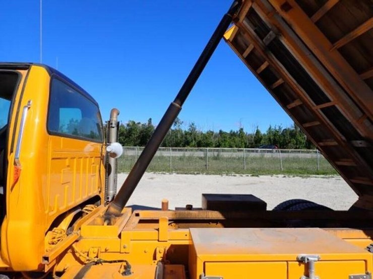 2005-ford-f750-xlt-image-74