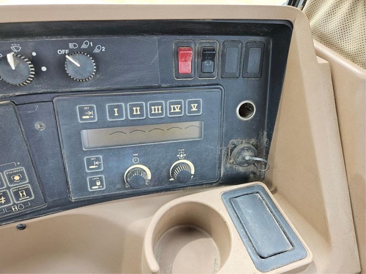 john-deere-8200-image-33