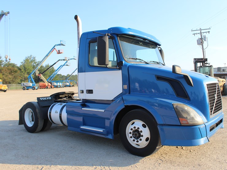 2015-volvo-vnl42t300-image-2