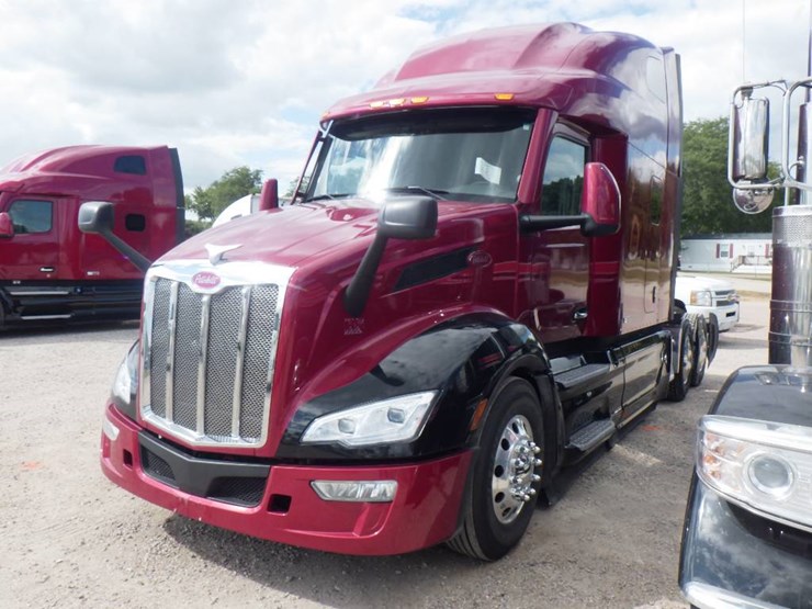2023-peterbilt-579-image-1