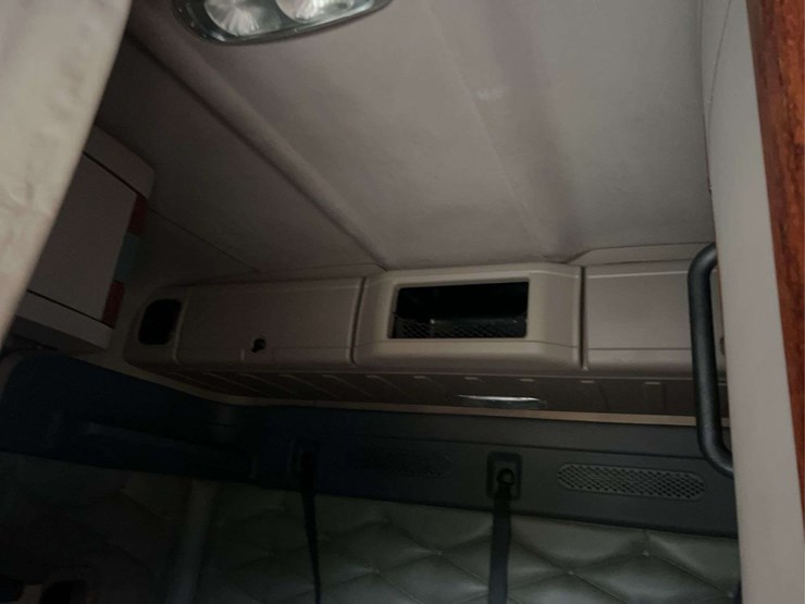 2014-freightliner-cascadia-t/a-sleeper-semi-truck-image-25