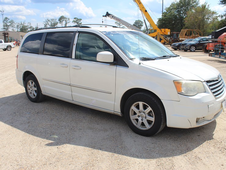 2010-chrysler-town-&-country-image-2