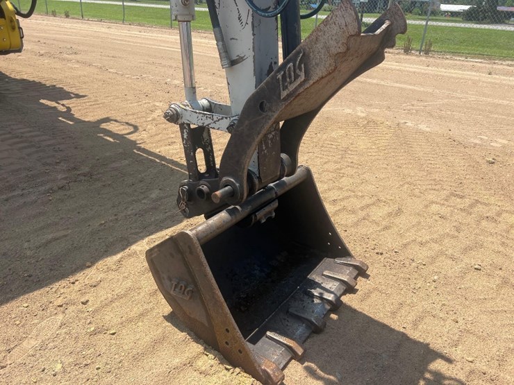 2015-takeuchi-tb260-image-9