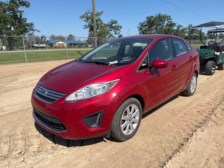 2011-ford-fiesta-se-car-image-2