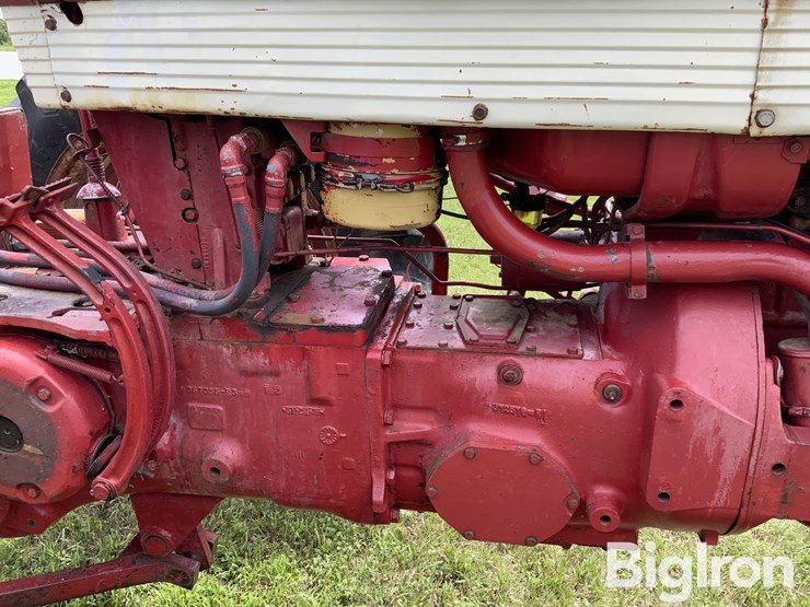 mccormick-farmall-560-2wd-tractor-image-16