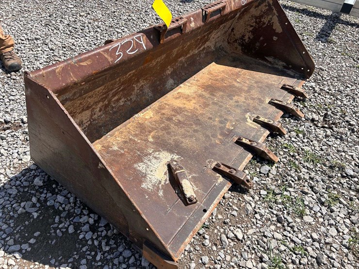 bobcat-80"-quick-attach-tooth-bucket-image-8