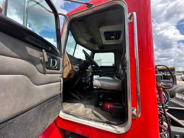 2008-peterbilt-335-image-36