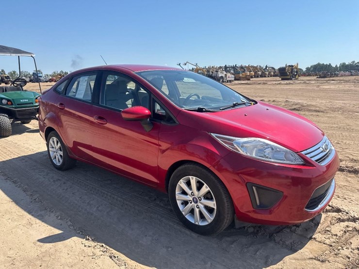 2011-ford-fiesta-se-car-image-4