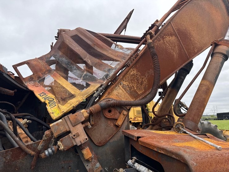 caterpillar-320-image-17