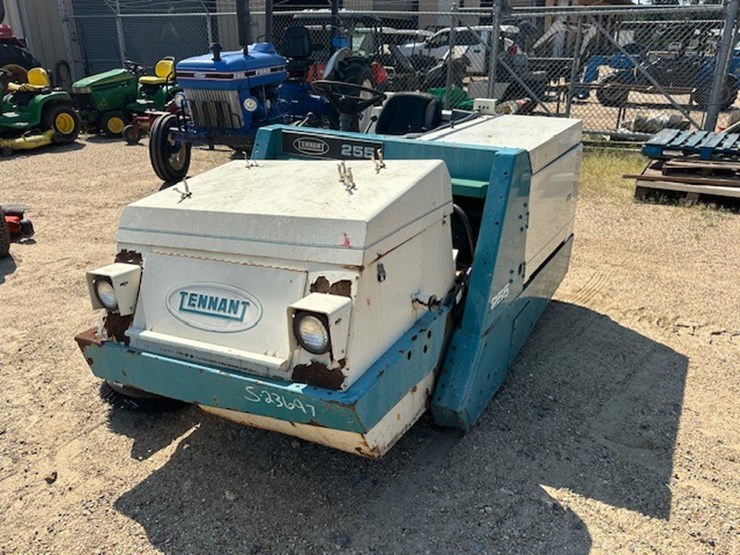 #2267-•-tennant-225-ride-on-sweeper-|-parts-or-repair-image-1