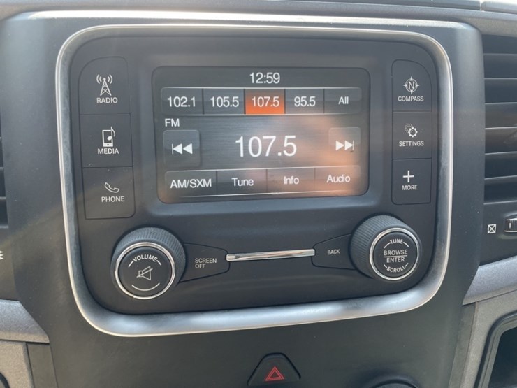 2017-dodge-ram-1500-crew-cab-4x4-pickup-image-30