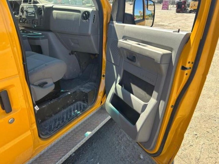 2010-ford-cargo-image-17