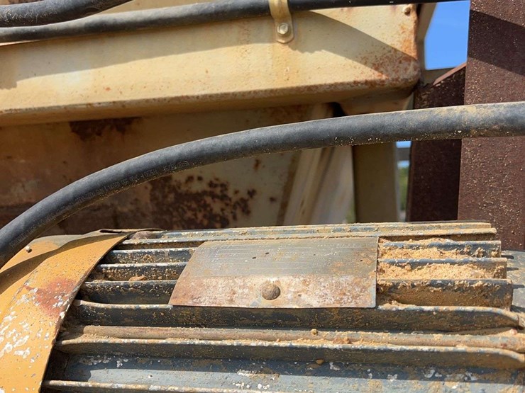 hopper-feeder-image-11