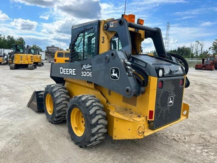 2017-deere-320e-image-3