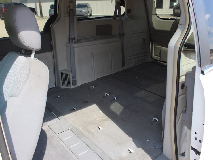 2010-chrysler-town-&-country-image-6