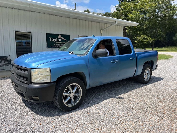 2011-chevrolet-silverado-image-12