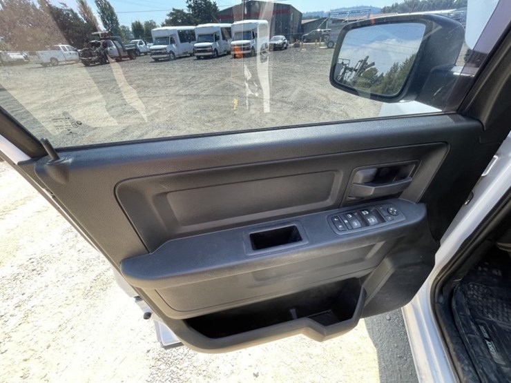 2017-dodge-ram-1500-crew-cab-4x4-pickup-image-23