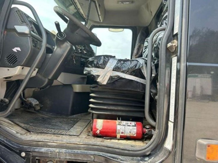 2005-volvo-tri/a-dump-truck-4v5k99gh55n391882-image-23
