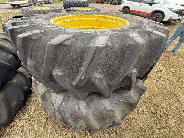 (2)-20.8-34-firestone-tires-and-rims,-tires-are-not-in-very-good-condition-image-4