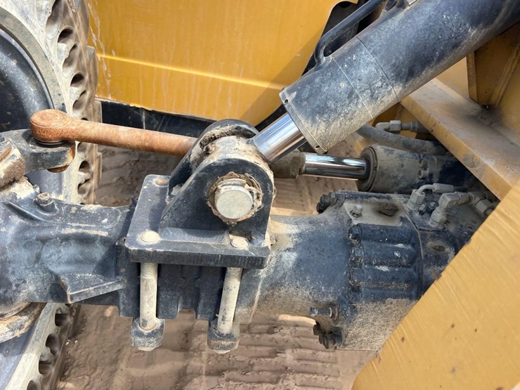 2014-caterpillar-tl642c-image-13