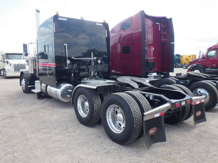 2023-peterbilt-389-image-8