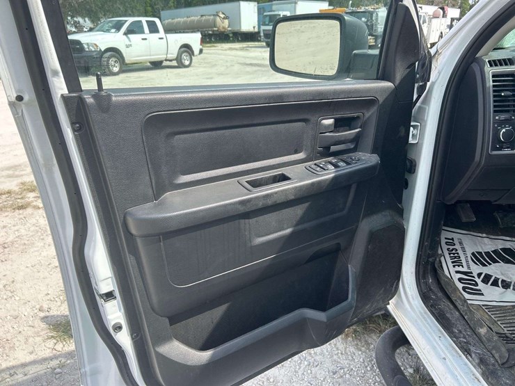 2019-ram-1500-classic-image-12