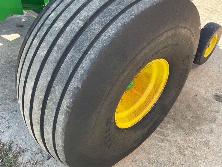 2021-john-deere-560m-image-13
