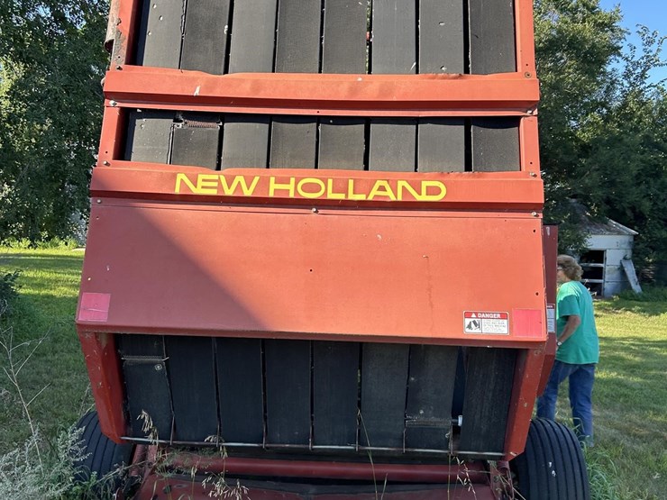 new-holland-660-image-4
