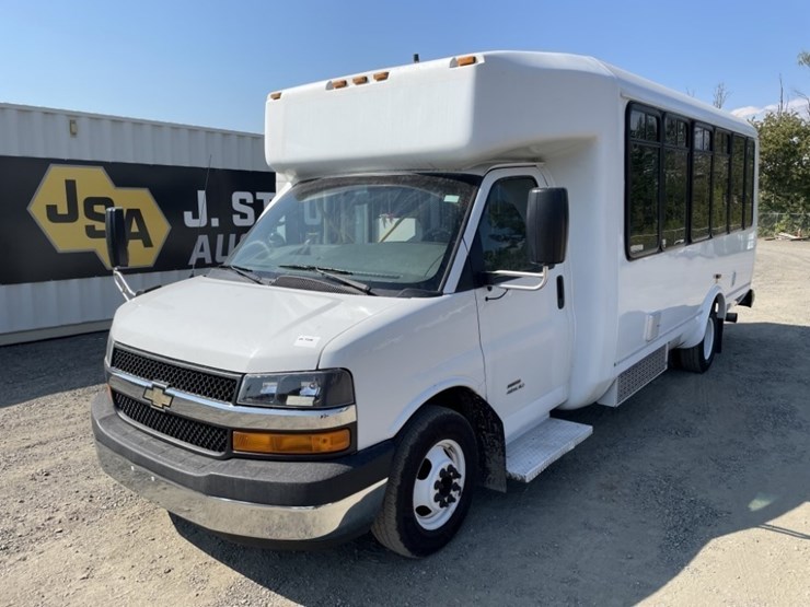 2015-chevrolet-express-paratransit-bus-image-1