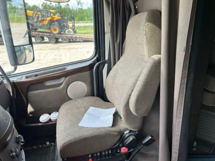 2016-volvo-t/a-hiway-tractor---sleeper-4v4nc9eh7gn-image-25