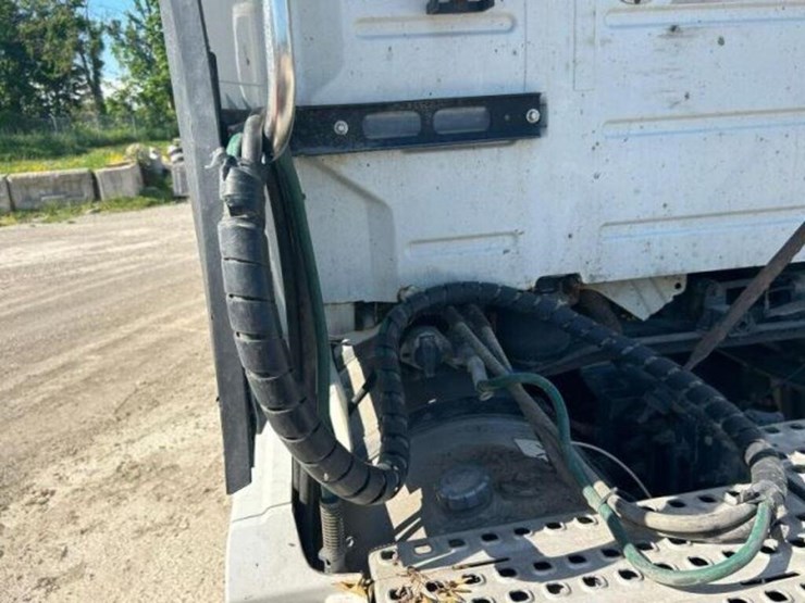 2015-volvo-t/a-hiway-tractor---sleeper-4v4nc9eh3fn-image-48