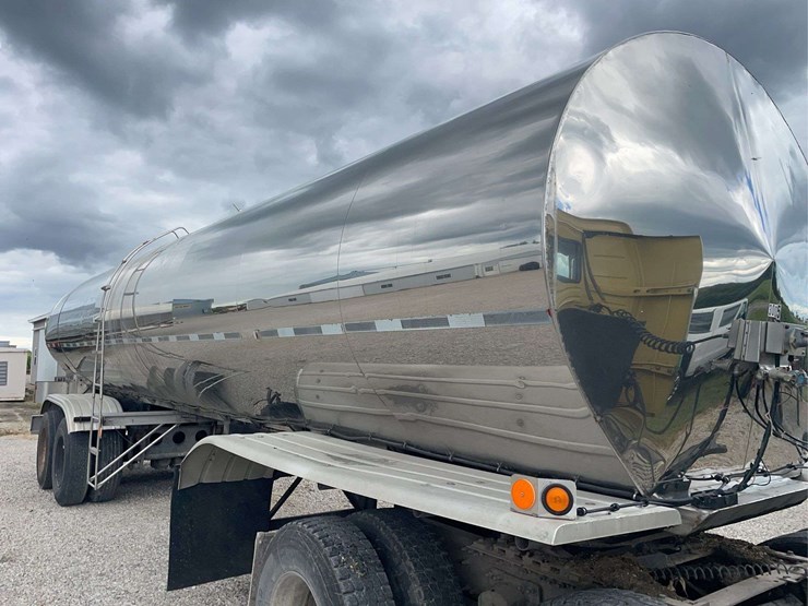 stainless-steel-7000-gallon-tanker-image-57