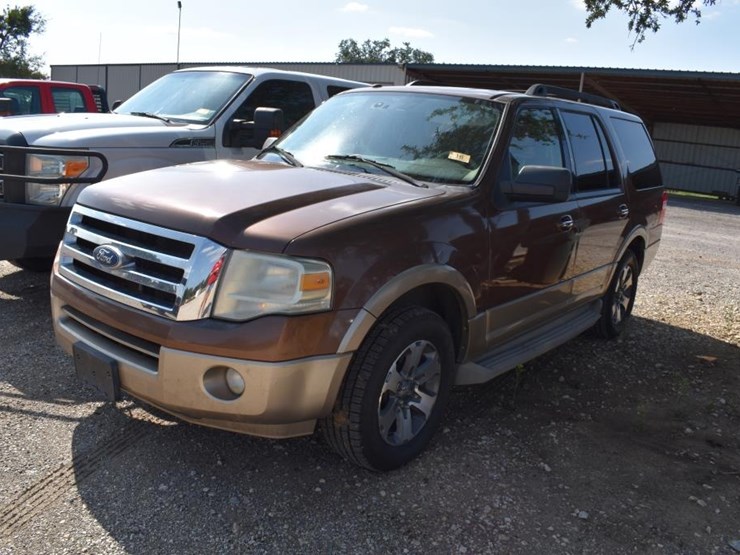 2011-ford-expedition-image-1