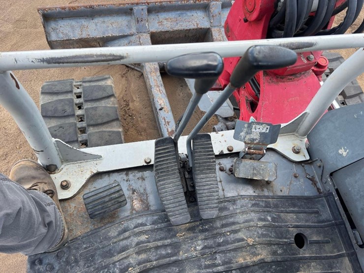 2015-takeuchi-tb260-image-36