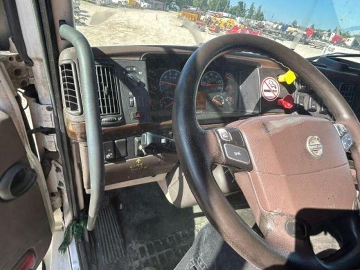 2015-volvo-t/a-hiway-tractor---sleeper-4v4nc9eh3fn-image-23