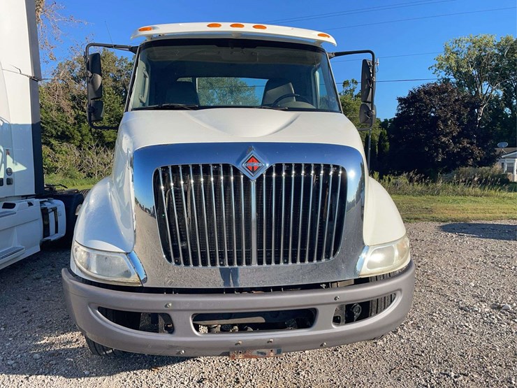2015-navistar-8600-day-cab-semi-image-32