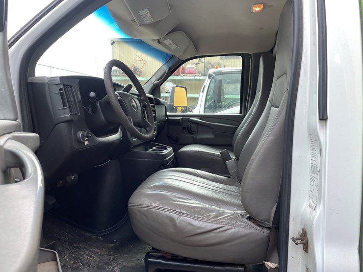 #9856-•-2011-gmc-box-truck-(has-wi-title)-image-20