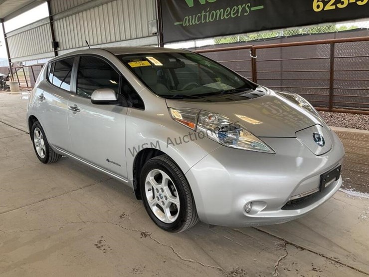 2014-nissan-leaf-sv-hatchback-image-2