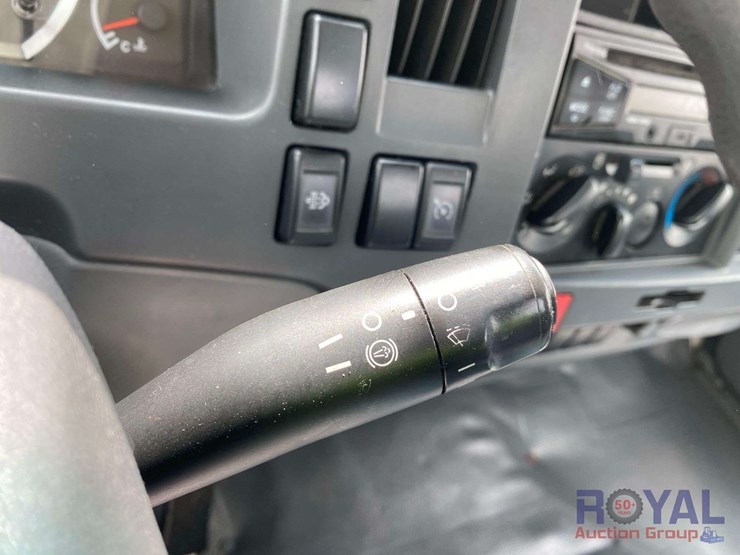 2016-isuzu-npr-image-23