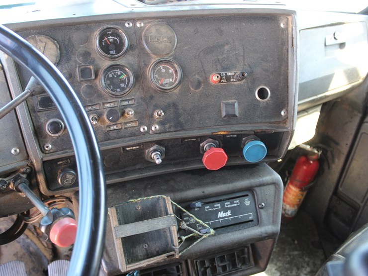 1987-mack-r688st-image-9