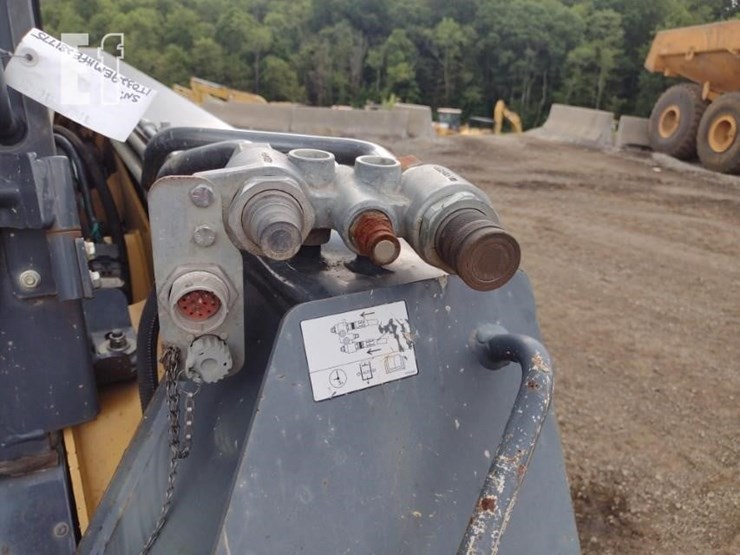 2015-deere-329e-image-15