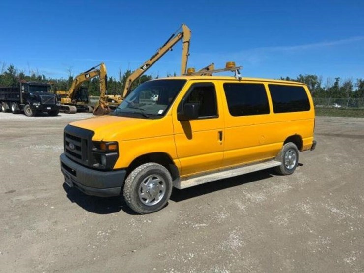 2010-ford-cargo-image-1