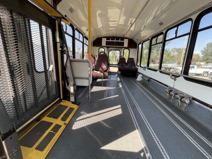 2014-chevrolet-express-paratransit-bus-image-31