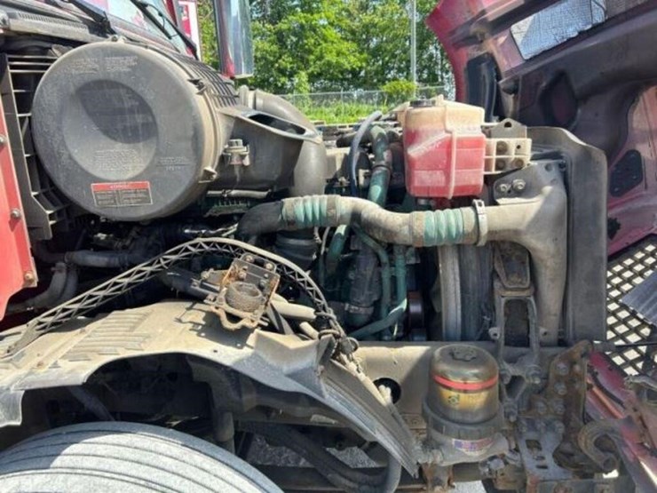2015-volvo-t/a-hiway-tractor---sleeper-4v4nc9eh5fn-image-30